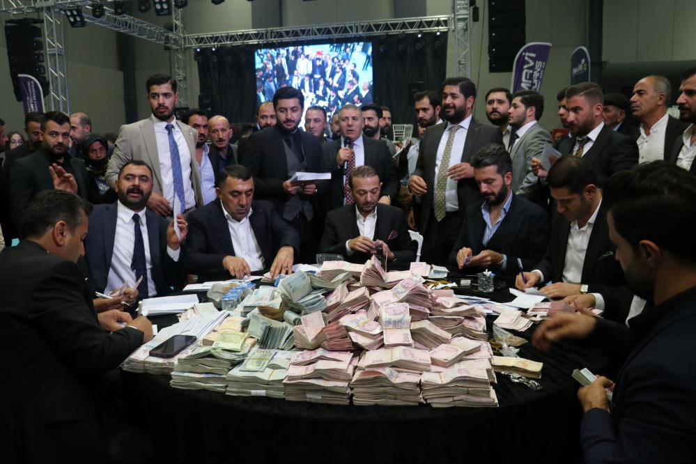 10 bin kişi katıldı Van’ın sevilen ailelerinden Bayram ailesinin yoğun katılımlı düğününde damada 10