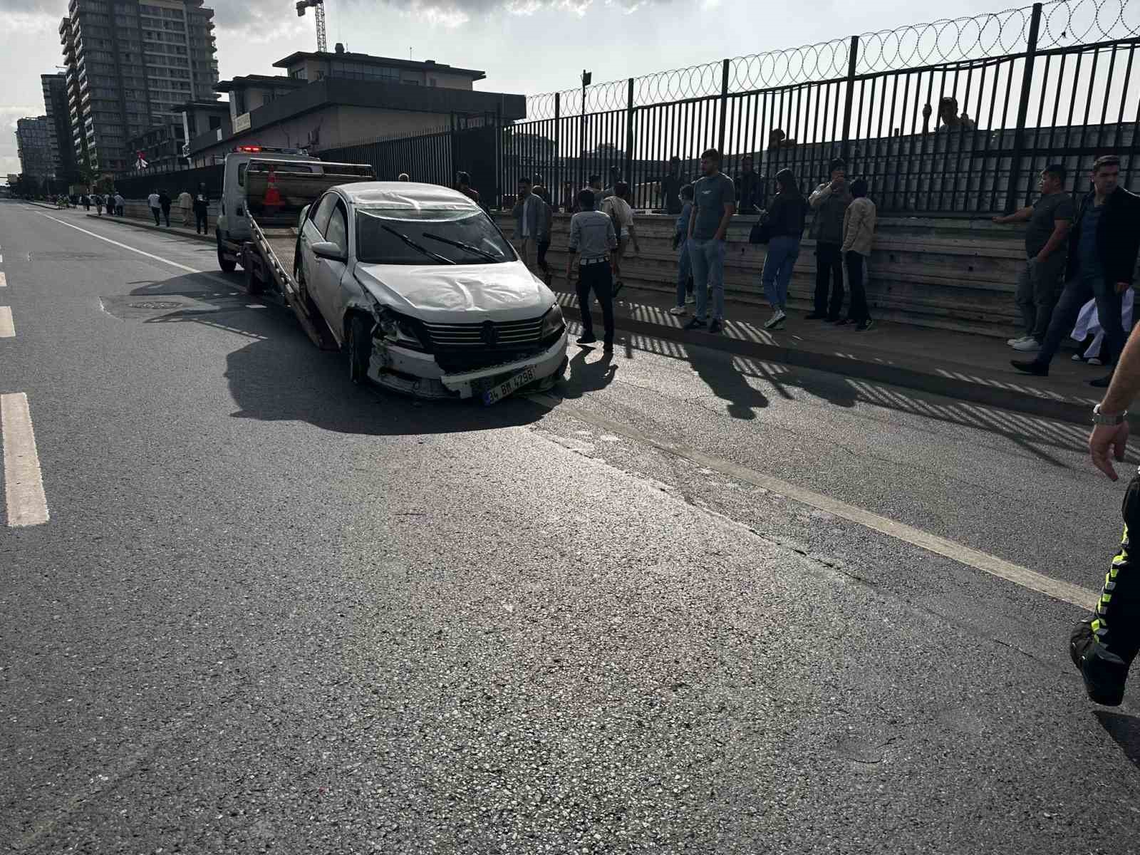 E-5’te iki araç çarpıştı: 2 yaralı E-5'TE DİREKSİYON HAKİMİYETİNİ KAYBEDEN SÜRÜCÜ BAŞKA BİR ARACA ÇARPTI: 2