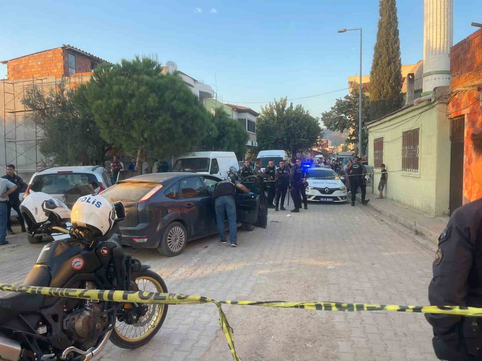 Edremit’te aksiyon filmlerini aratmayan kovalamaca ÖZEL HASTANENİN OTOPARKINDAN DOKTORUN OTOMOBİLİ ÇALAN KİŞİLER İLE OTOMOBİL HIRSIZLARI