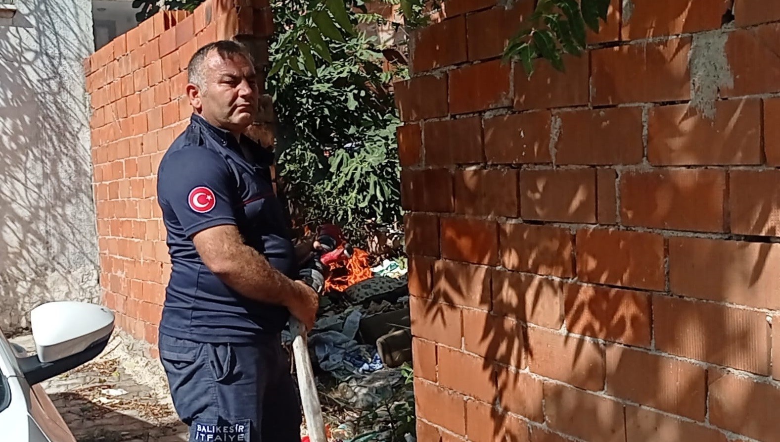 Edremit’te çatı yangını söndürüldü, karşı evin bahçesinde de yangın çıktı EDREMİT İLÇESİNDE ÇIKAN ÇATI YANGINI EKİPLERİN MÜDAHALESİ İLE SÖNDÜRÜLÜRKEN KARŞI