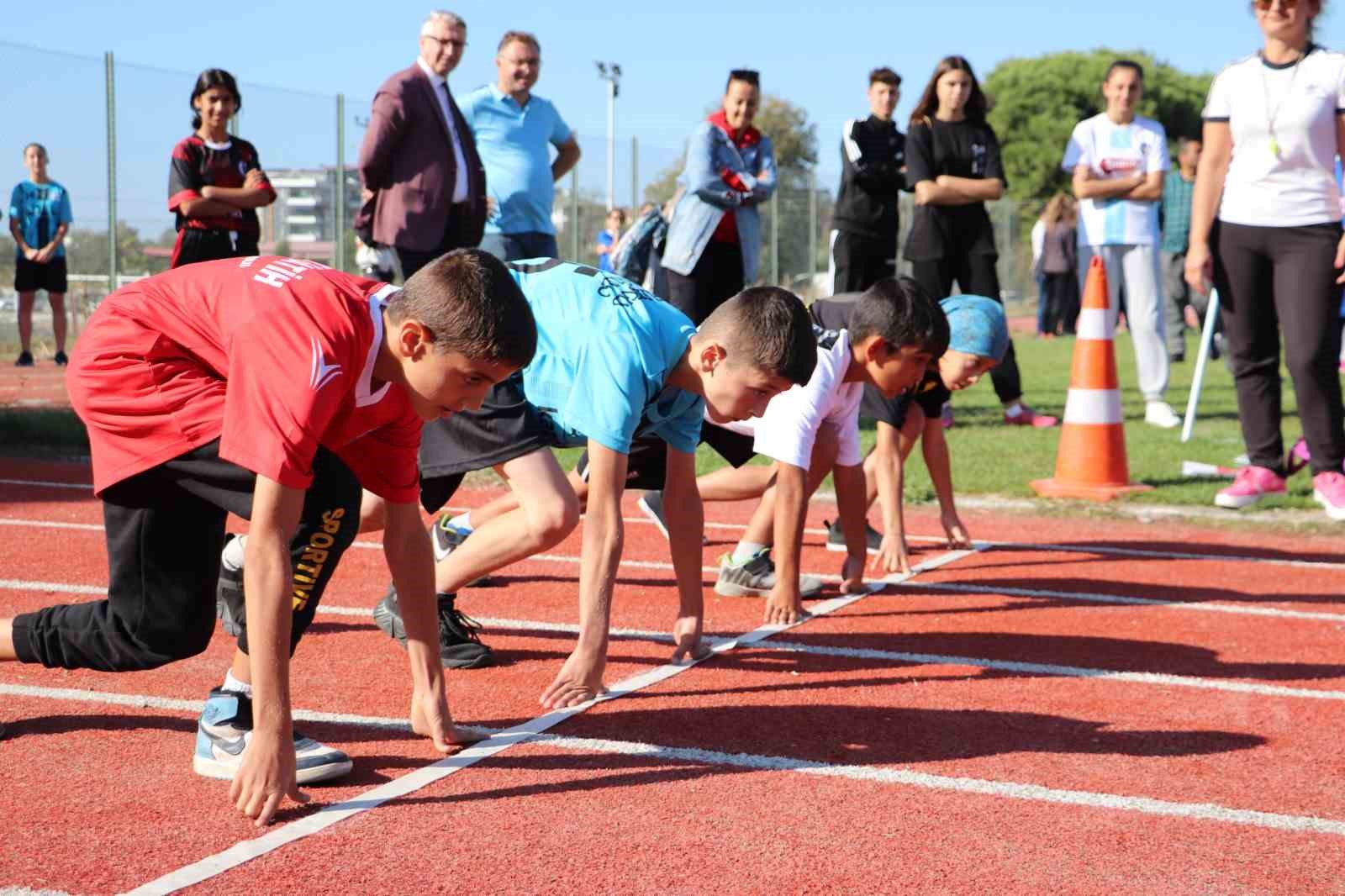 Edremit’te okullarda Cumhuriyet’in 100. yıl coşkusu başladı BALIKESİR’İN EDREMİT İLÇESİ ŞEHİT HAMDİBEY STADINDA, İLÇE MİLLİ EĞİTİM MÜDÜRLÜĞÜNÜN