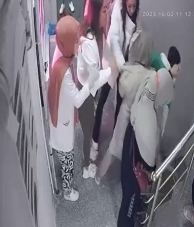 Esenyurt’ta güzellik merkezinde kadınların saç saça baş başa kavgası ESENYURT’TA BİR GÜZELLİK MERKEZİNDE ÜCRET ÖDEMEDEN BAKIM SEANSINA GİRMEK İSTEYEN