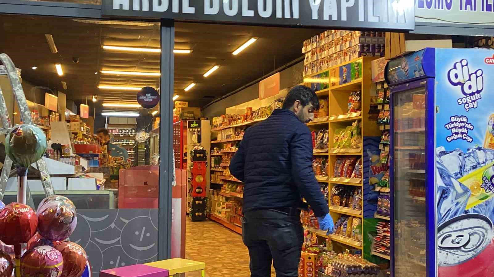 Esenyurt’ta markete silahlı saldırı ESENYURT’TA MARKETE SİLAHLI SALDIRI:MARKETE ONLARCA KURŞUN İSABET ETTİ