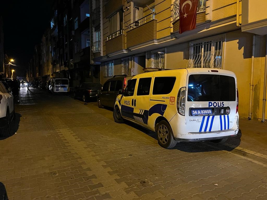 Esenyurt’ta üst kattan su sızdığı için komşusuna kızan adam silahla ateş açtı ESENYURT’TA ÜST KATTAN SU SIZDIĞI İÇİN KOMŞUSUNA KIZAN ADAM SİLAHLA
