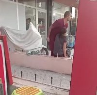 DENİZLİ’DE BIÇAKLA REHİN ALDIĞI EŞİNİ SAÇINDAN TUTARAK SÜRÜKLEDİKTEN SONRA DEFALARCA
