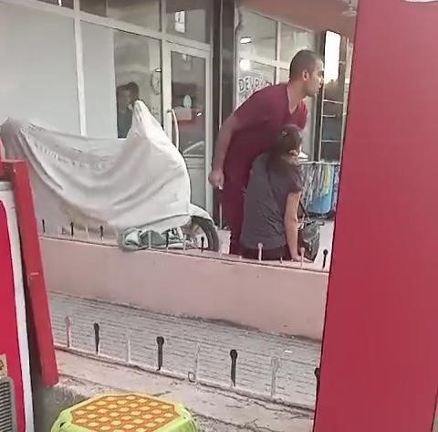 DENİZLİ’DE BIÇAKLA REHİN ALDIĞI EŞİNİ SAÇINDAN TUTARAK SÜRÜKLEDİKTEN SONRA DEFALARCA