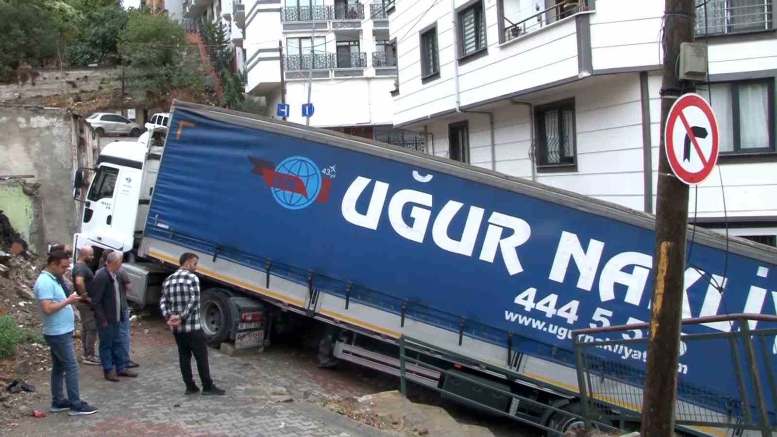 Eyüpsultan’da ara sokakta sıkışan tır 18 saattir kurtarılamıyor EYÜPSULTAN'DA DÜN AKŞAM YOKUŞ ÇIKARKEN KAYAN TIR, APARTMANA ÇARPARAK SIKIŞTI.