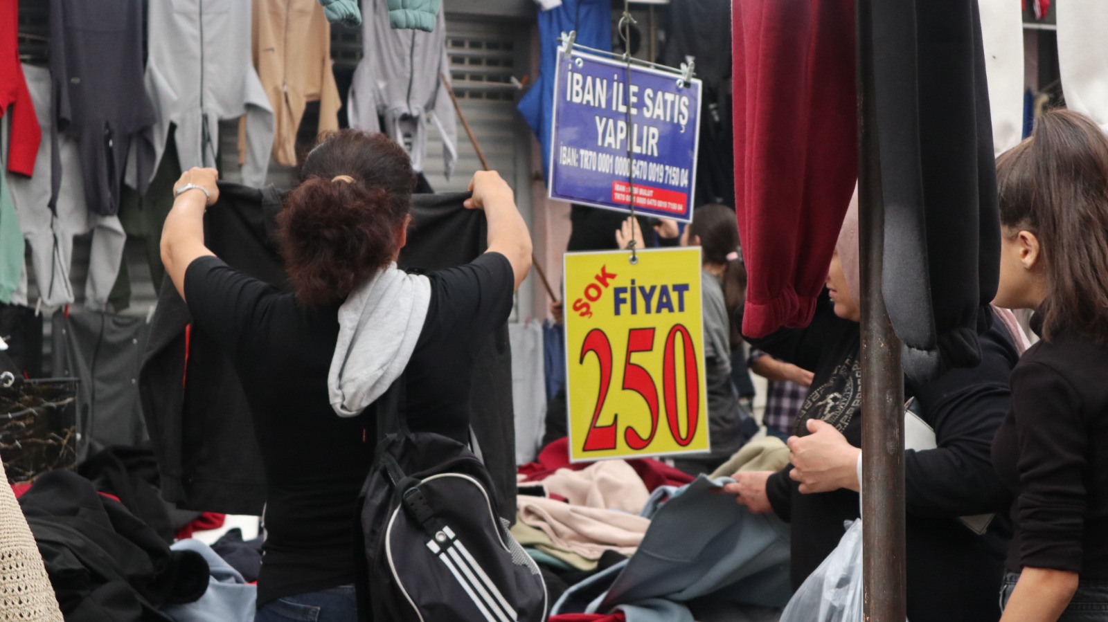 Kıyafet fiyatları pazarda da el yakıyor Yüksek fiyatlar nedeniyle ilgi odağı olan pazarda da kıyafet fiyatları
