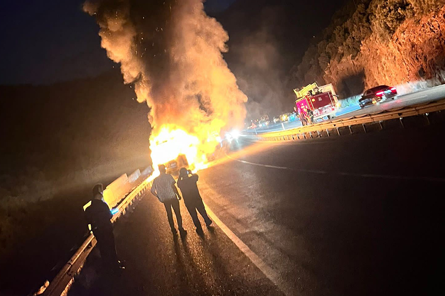 Yolcu otobüsü alev topuna döndü Antalya’da seyir halindeki bir yolcu otobüsü motor bölümünden çıkan yangın
