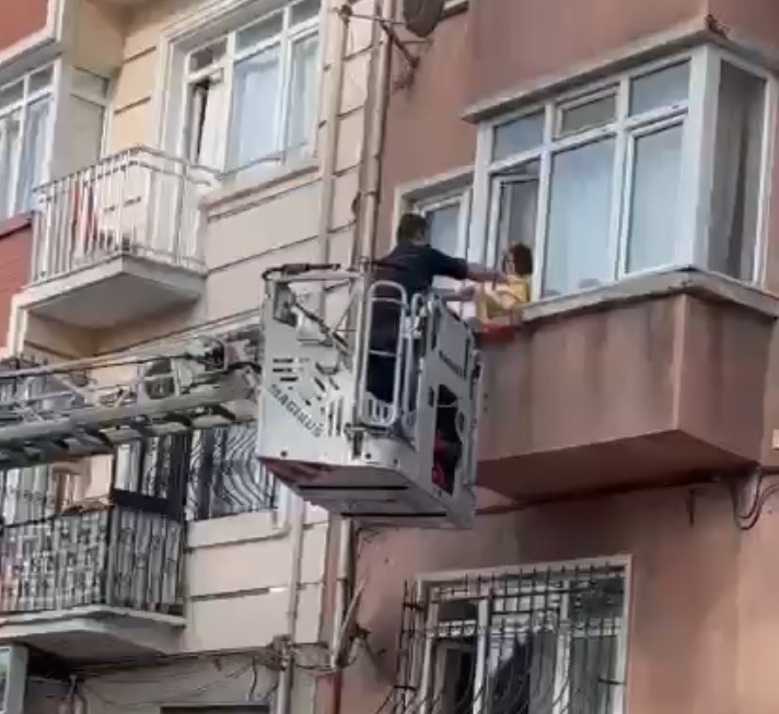 FATİH'TE BABASI EVDE UYURKEN CAMA ÇIKAN 3 YAŞINDAKİ KIZ ÇOCUĞU,