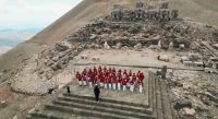 Son günlerde gündemden düşmeyen sanatçı&nbsp;Fazıl&nbsp;Say’ın&nbsp;bestelediği ‘100.&nbsp;Yıl&nbsp;Marşı’nı, Cumhuriyetin&nbsp;100.&nbsp;yılında&nbsp;100&nbsp;öğrenci, 2 bin 206