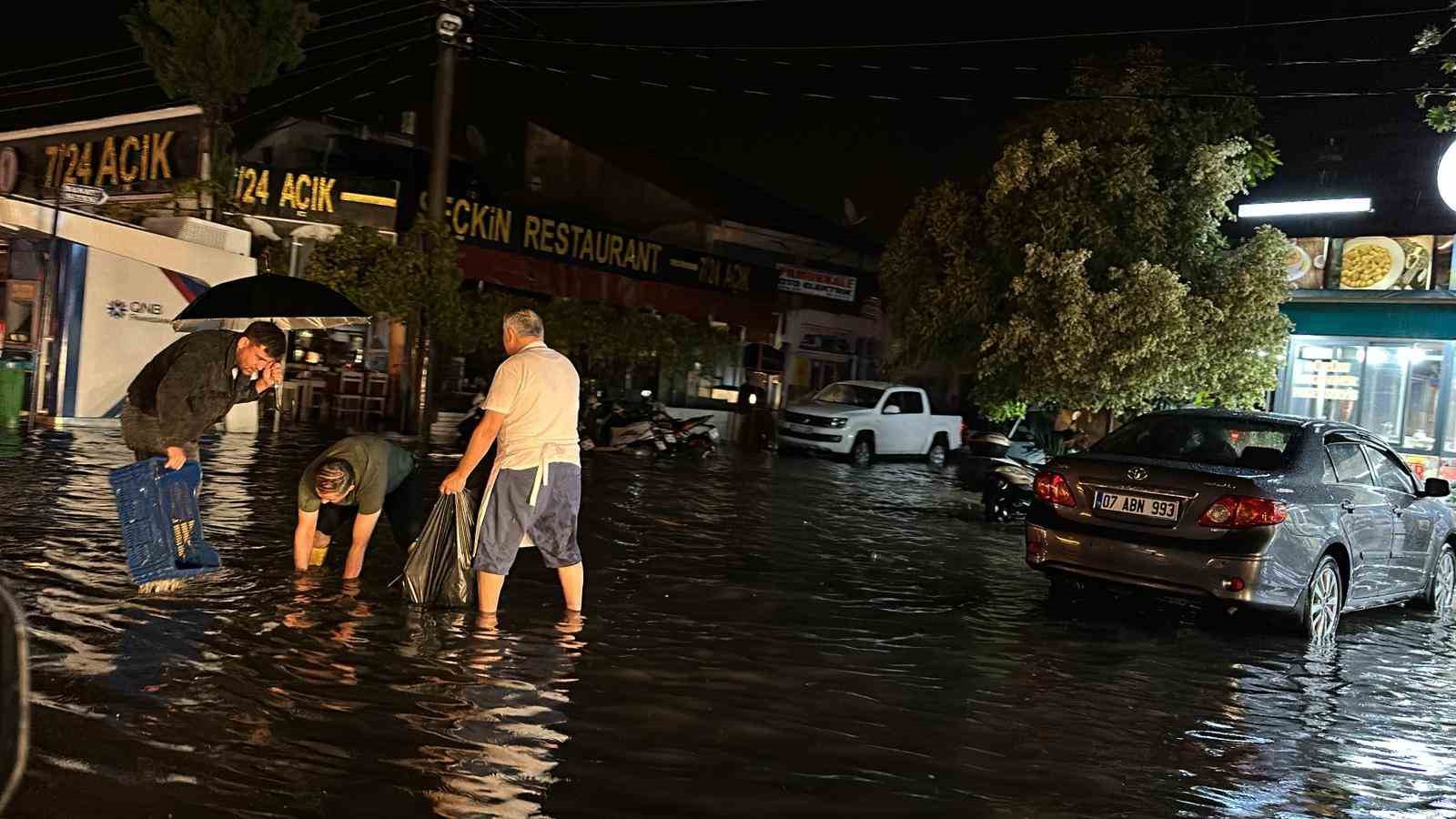 Fethiye’de kuvvetli yağış etkili oldu MUĞLA'NIN FETHİYE İLÇESİNDE ETKİLİ OLAN KUVVETLİ YAĞIŞ NEDENİYLE BİRÇOK İŞYERİ