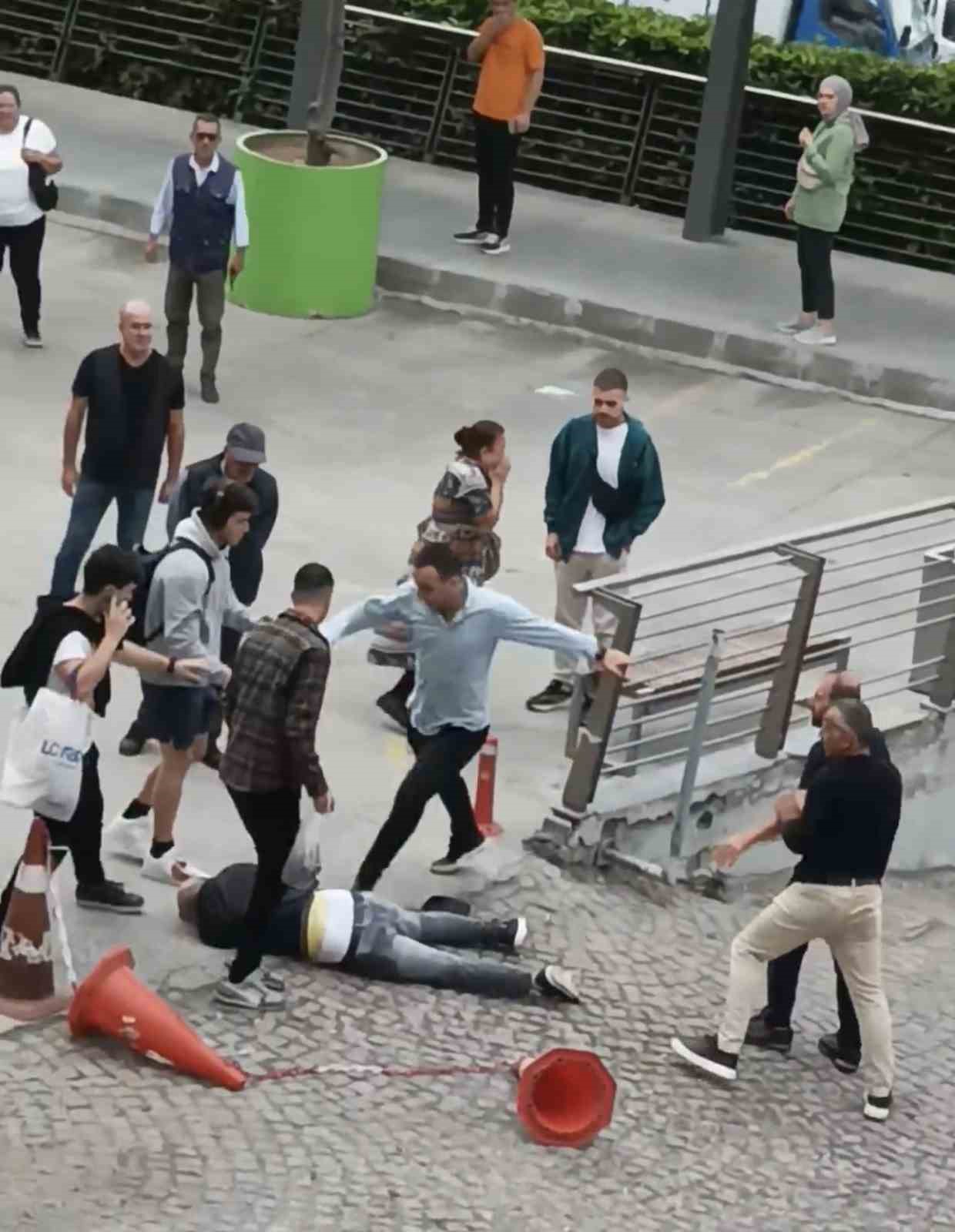 Fiyatta anlaşamadığı kiracısını sokak ortasında dövdü YAŞADIKLARINI ANLATAN AYTAÇ E., “EV SAHİBİ VE OĞLU BENİ YAKALADI.