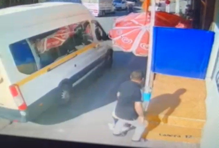 Freni patlayan minibüs yokuş aşağı sürüklendi: 7 yaralı İZMİR'İN BORNOVA İLÇESİNDE FRENİ PATLADIĞI İDDİA EDİLEN BİR İŞÇİ SERVİSİ,