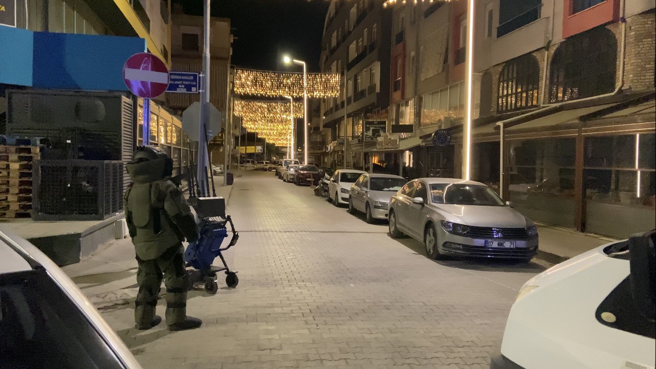 Fünyeyle patlatılan valizden defter, kitap ve notlar çıktı BURDUR'UN BUCAK İLÇESİNDE SOKAK ORTASINDA DURAN ŞÜPHELİ VALİZ, FÜNYE İLE
