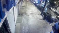 GAZİOSMANPAŞA’DA 3 ŞÜPHELİ PARK HALİNDEKİ LÜKS OTOMOBİLİN CAMINI PATLATARAK HAYALET