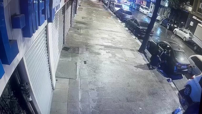 Gaziosmanpaşa’da lüks aracın hayalet göstergesini böyle çaldılar GAZİOSMANPAŞA’DA 3 ŞÜPHELİ PARK HALİNDEKİ LÜKS OTOMOBİLİN CAMINI PATLATARAK HAYALET