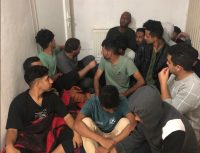 19 kaçak göçmen 1 şişme botla Yunanistan’a kaçmak istedi