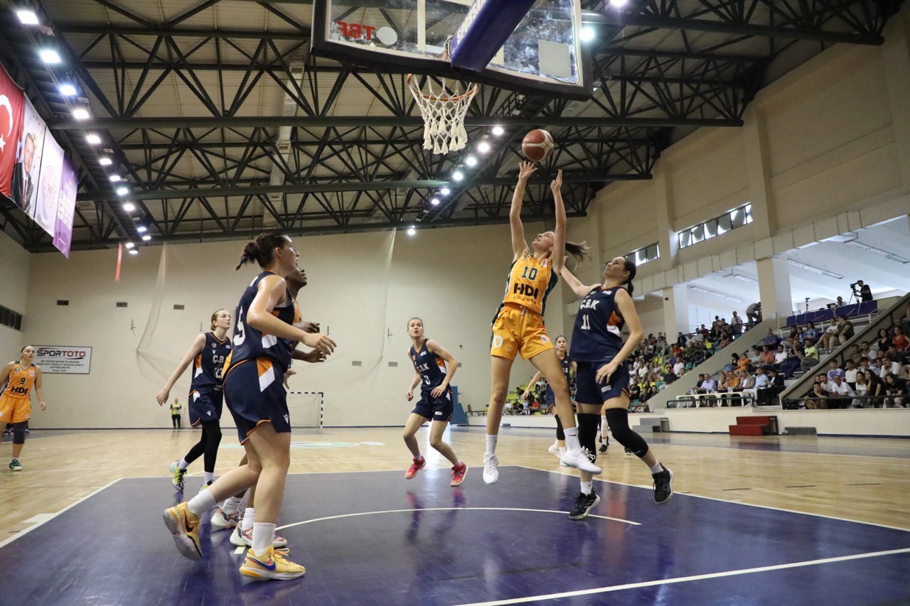Gürespor 2’de 2 yaptı TÜRKİYE KADINLAR BASKETBOL LİGİ’NDE ŞAMPİYONLUK HEDEFLEYEN FERHATOĞLU EDREMİT BELEDİYESİ GÜRESPOR,