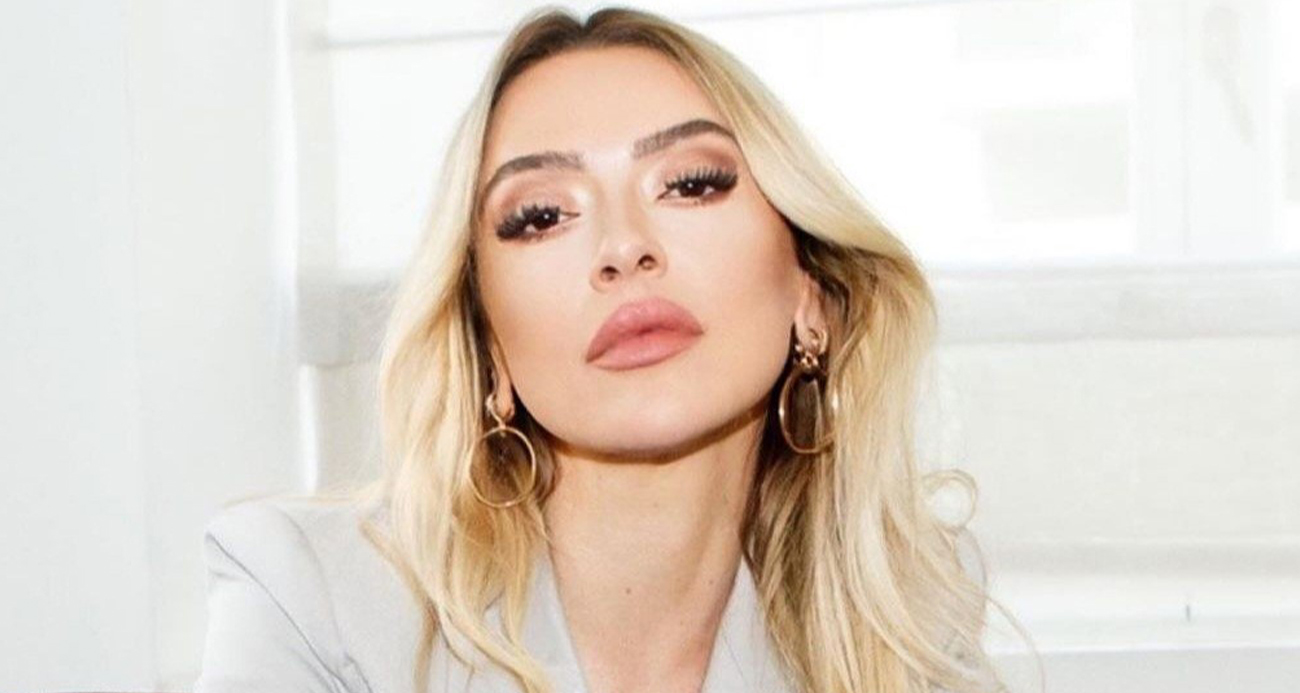 Şarkıcı Hadise’nin bir televizyon programında, Reza Zarrab’la ilişki yaşadığını öne