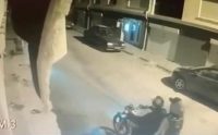 ESKİŞEHİR’DE MOTOSİKLET İLE GELEN 2 ŞÜPHELİNİN BİR EVİN BALKONUNDA ASILI