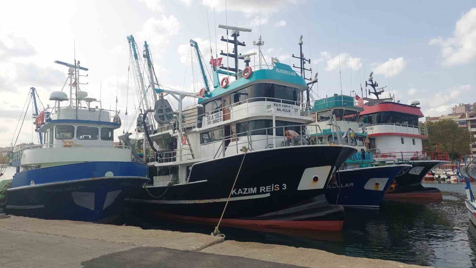 Hamsi bolluğu tayfaları Marmara’ya akın ettirdi MARMARA DENİZİ'NDE HAMSİ BOLLUĞU DENİZLERDEKİ BÜYÜK BALIKÇI TEKNELERİNİ BÖLGEYE YÖNLENDİRDİ.