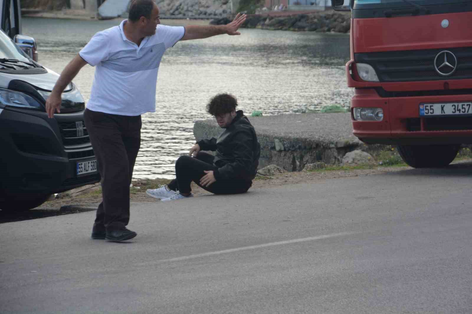 SİNOP’TA MOTOSİKLET SÜRÜCÜSÜ YOLA DÖKÜLEN HAMSİ SUYU YÜZÜNDEN DİREKSİYON HÂKİMİYETİNİ
