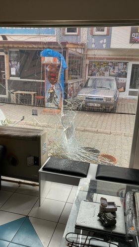 Hiçbir şey olmamış gibi yoluna devam etti KASTAMONU’DA MOTOSİKLETİN GAZINA BASAN SÜRÜCÜ, KONTROLÜ KAYBETTİKTEN SONRA BİR İŞYERİNİN