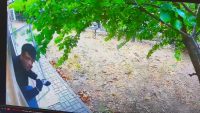 BURSA’DA BİR EVİN CAMINI DAKİKALARCA ZORLAYIP İÇERİ GİREN HIRSIZ ÇALDIĞI
