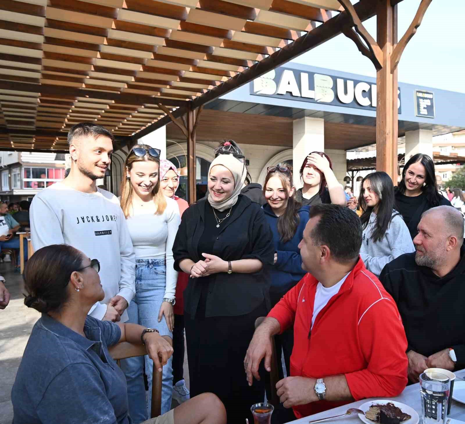 Hülya Avşar kahve ve havuçlu kek ile Balıkesir keyfi yaptı HÜLYA AVŞAR DA ‘BALBUCKS’I TERCİH ETTİ