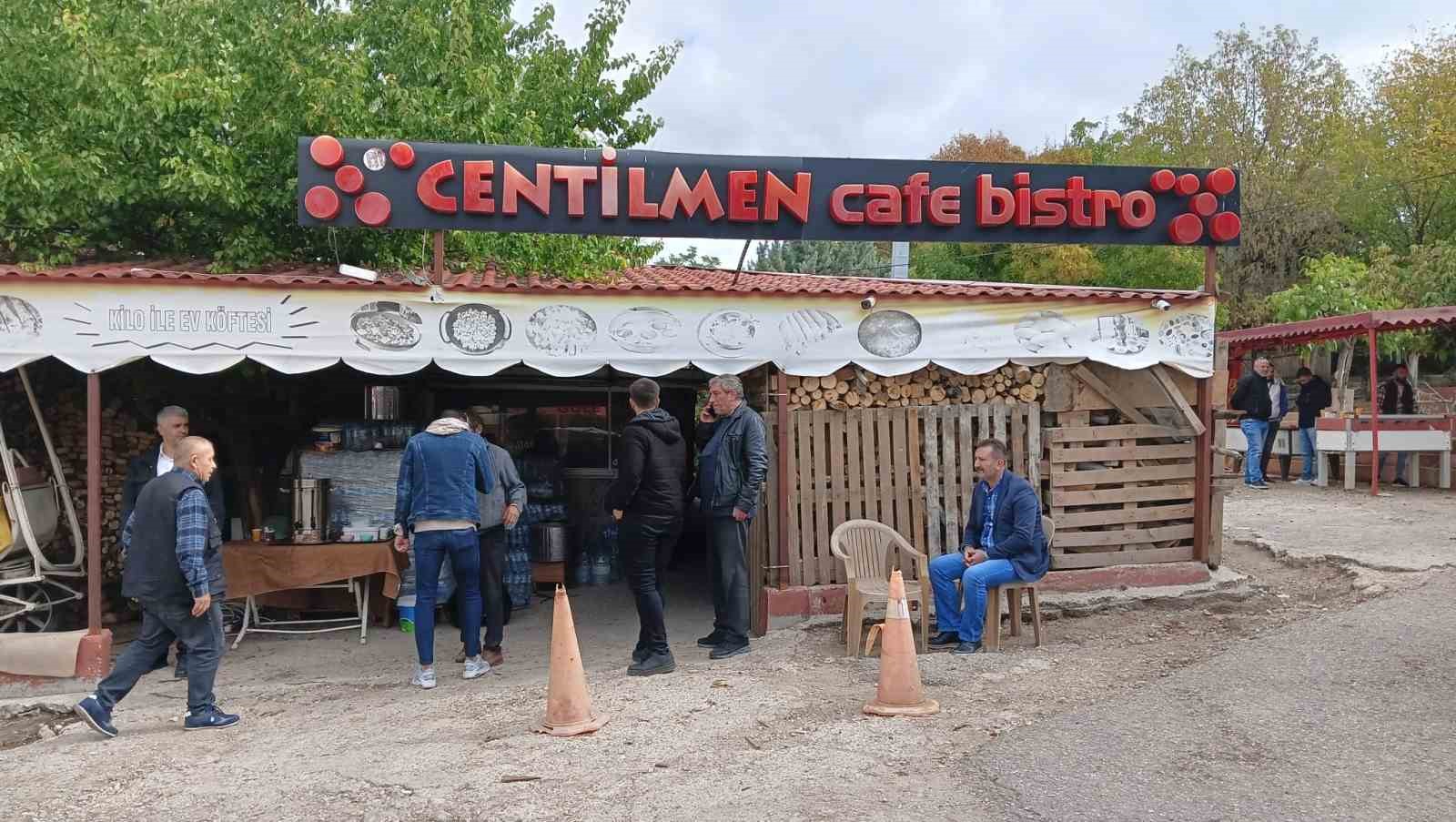 Husumetliler arasındaki silahlı çatışma kanlı bitti: 2 ölü, 1 ağır yaralı ANKARA’DA ARALARINDA HUSUMETLİ İKİ GRUP ARASINDA ÇIKAN SİLAHLI ÇATIŞMADA AĞABEY