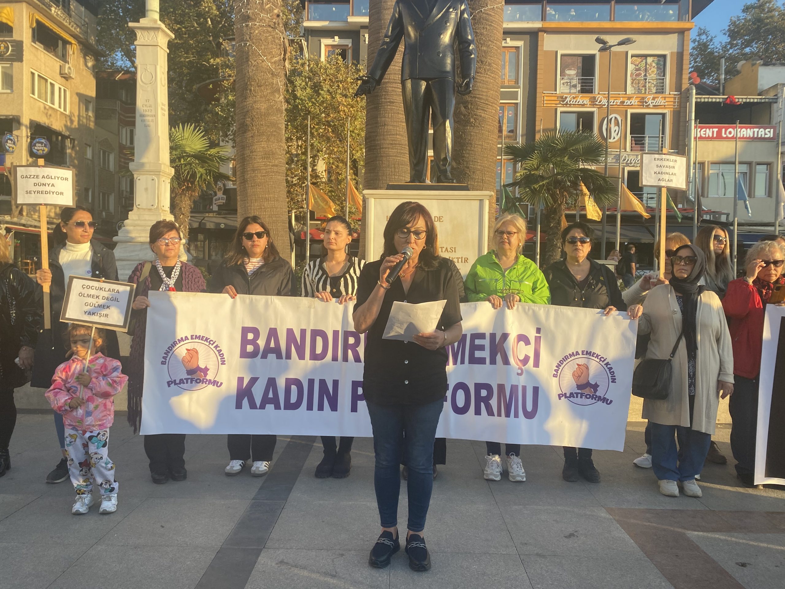 Bandırma’nın Emekçi Kadınları’ndan İsrail’e tepki Bandırma Emekçi Kadın Platformu, Cumhuriyet Meydanı’nda açıklama yaparak “Gazze Katliamı’na