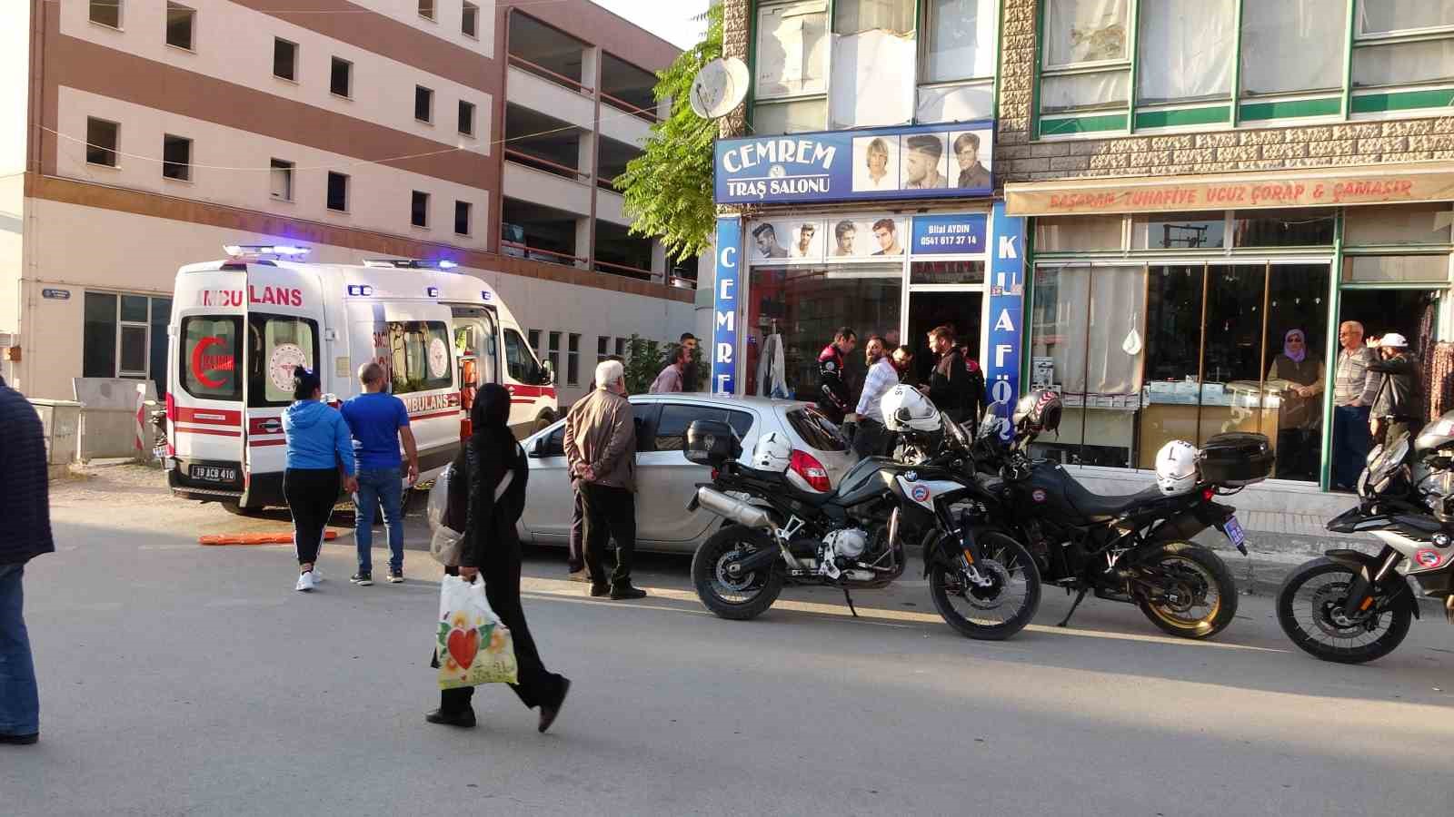 ÇORUM’DA BİR BERBER İŞYERİNDE UĞRADIĞI SİLAHLI SALDIRIDA YARALANDI.