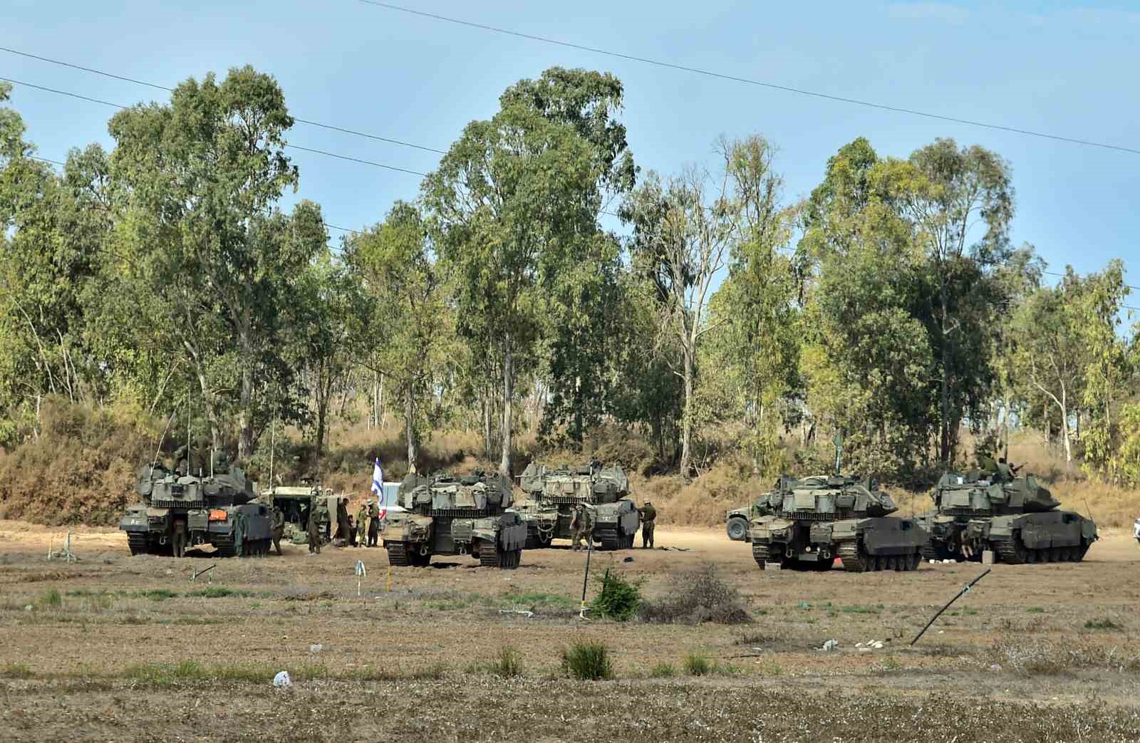İSRAİL, KARA HAREKATI İÇİN GAZZE SINIRINA SEVKİYATINI ARTTIRDI, YÜZLERCE TANK