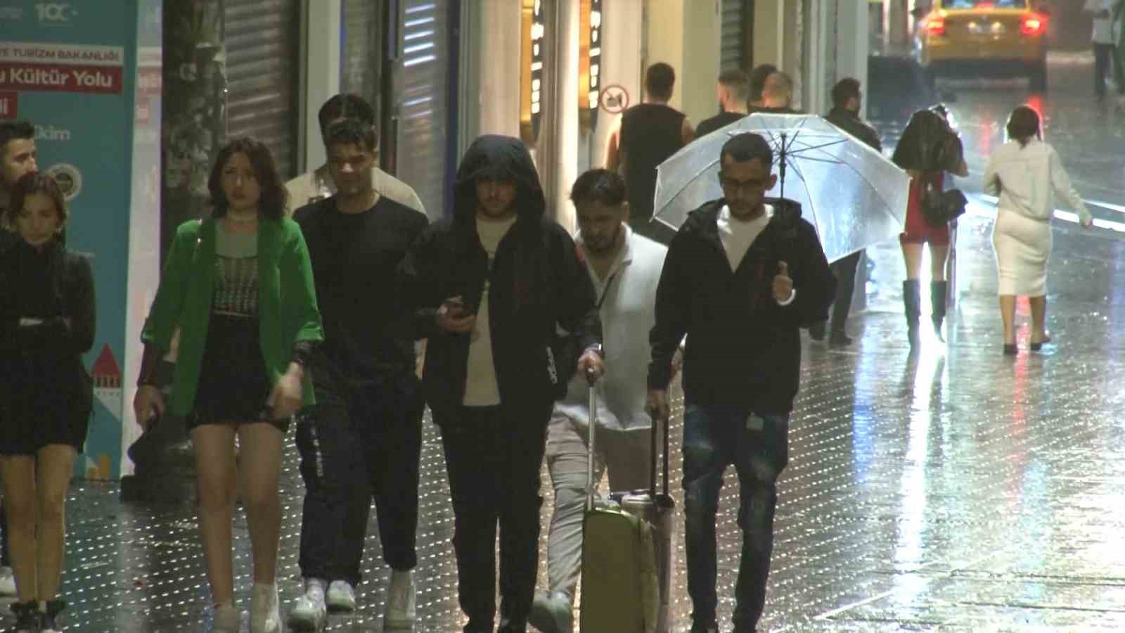 İstanbul güne yağmurla uyandı İSTİKLAL CADDESİ'NDE YÜRÜYEN VATANDAŞLAR