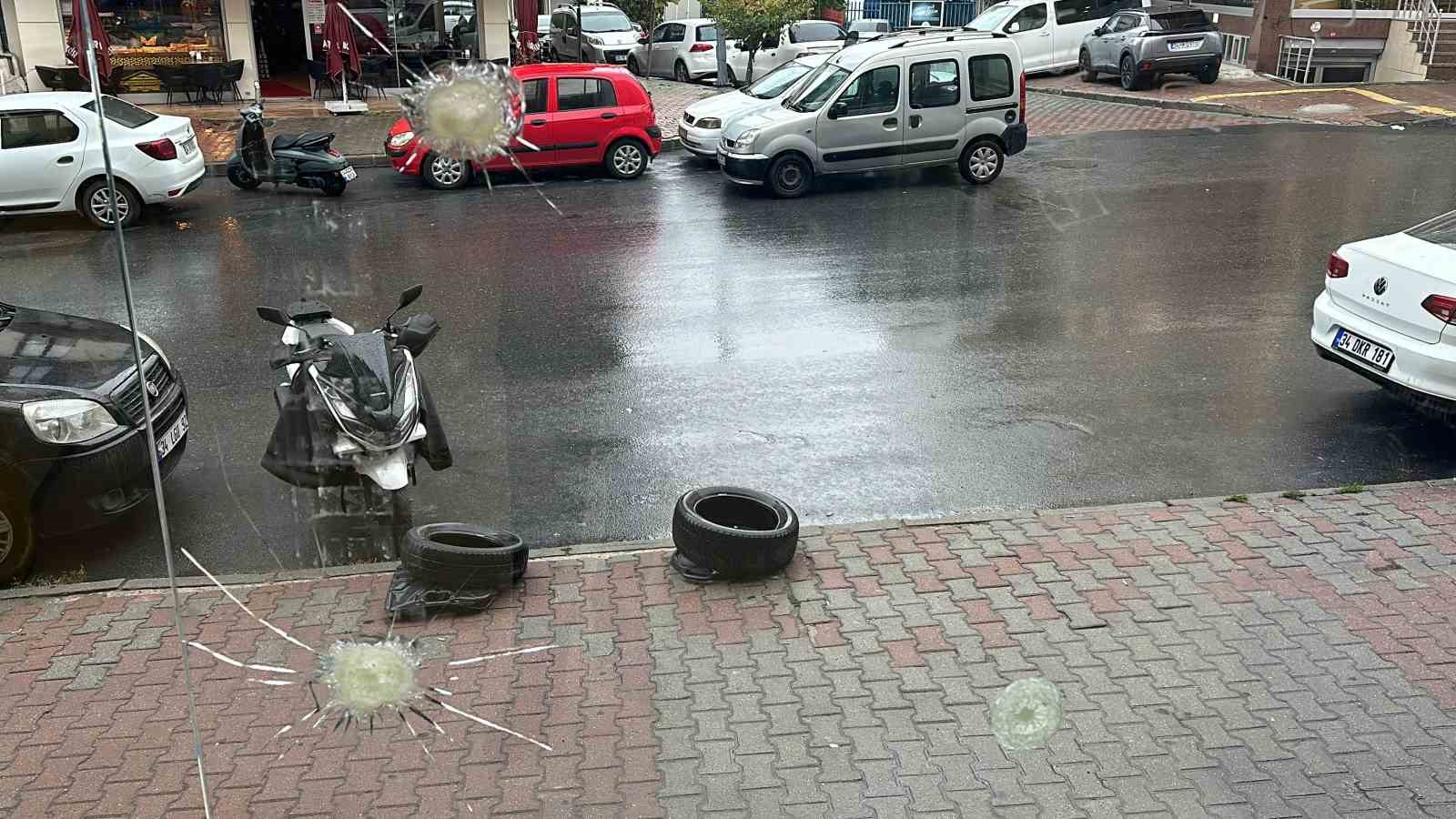 KAĞITHANE’DE BİR TELEFON MAĞAZASININ ÖNÜNE GELEN ŞAPKALI SALDIRGAN, 3 GÜN