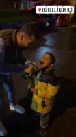 İSTANBUL’DA  BİR GRUP, SOKAKTA BULUNAN KÜÇÜK ÇOCUĞA ALKOL İÇİRİP