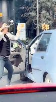 LEVENT’TE BİR KADIN, TRAFİKTE ARACIYLA KENDİSİNE ÇARPMAK ÜZERE OLAN BİR