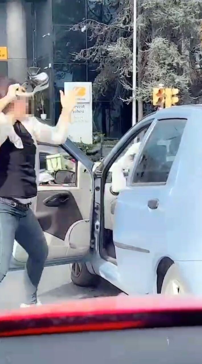 İstanbul’da kadın maganda dehşeti: Çocuğunun yanında kadın sürücüye saldırdı LEVENT’TE BİR KADIN, TRAFİKTE ARACIYLA KENDİSİNE ÇARPMAK ÜZERE OLAN BİR