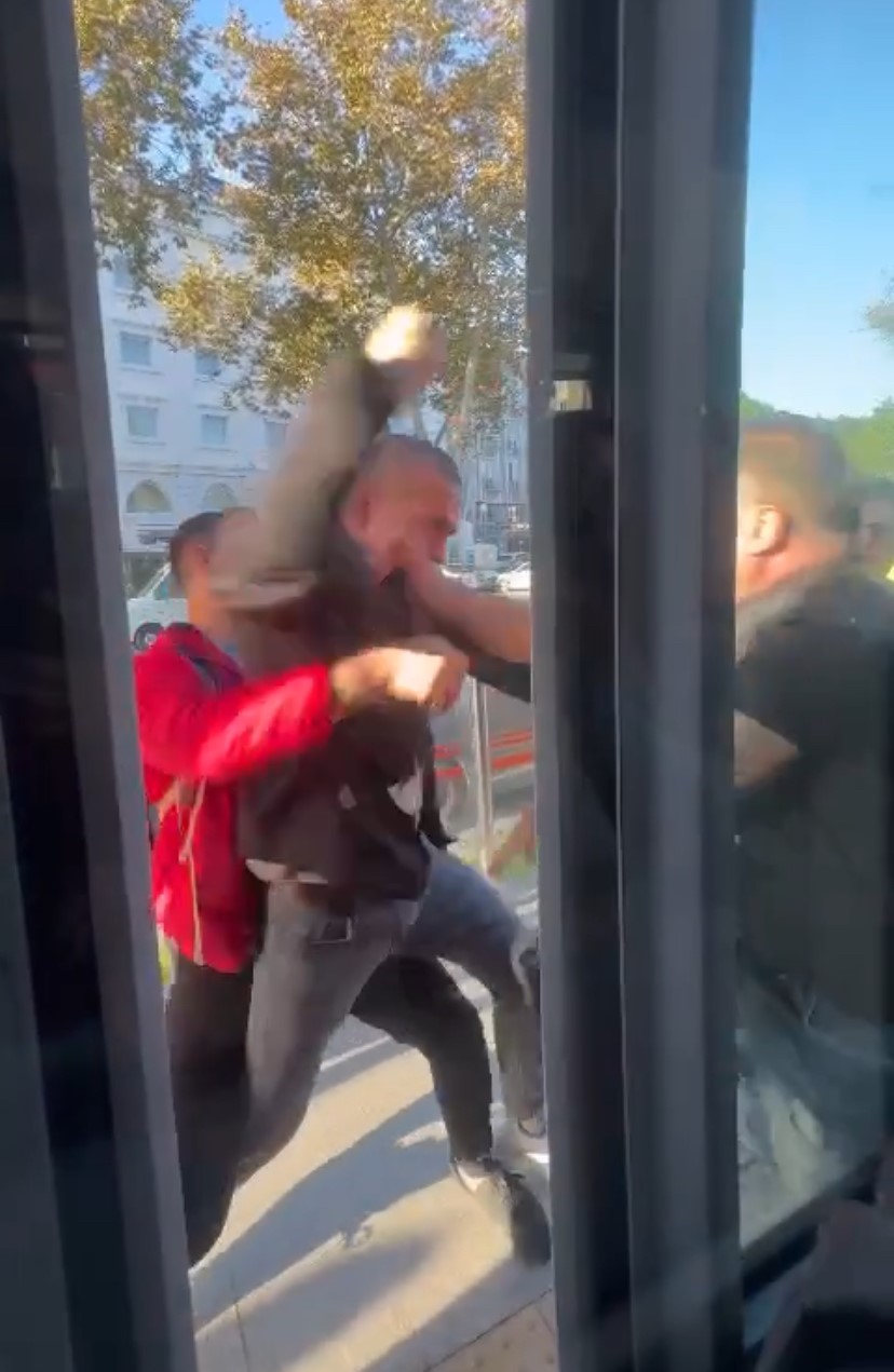İstanbul’da tramvay durağı boks ringine döndü FATİH’TE BULUNAN PAZARTEKKE DURAĞINDA, TRAMVAYDA YAŞANAN YOĞUNLUK NEDENİYLE TARTIŞAN İKİ