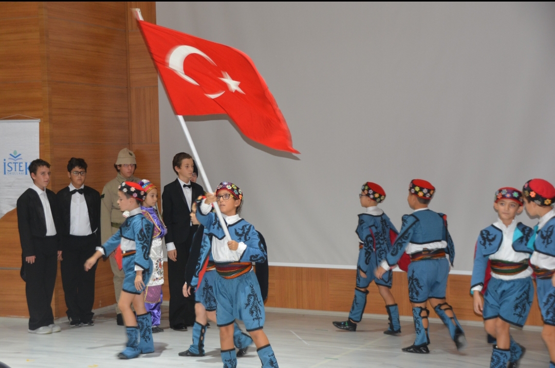 İstek Bandırma Okulları, Cumhuriyet’in 100’üncü yılını coşkuyla kutluyor. Okul yönetiminin,