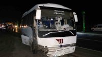 İZMİR'İN MENEMEN İLÇESİNDE İKİ İŞÇİ SERVİSİ VE OTOMOBİLİN KARIŞTIĞI KAZADA