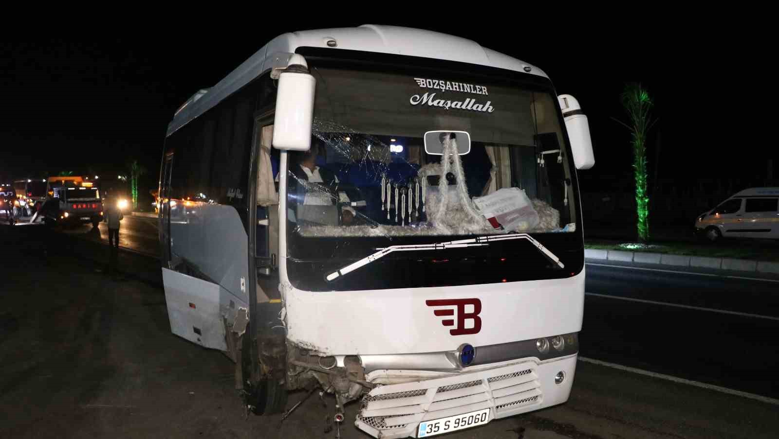 İzmir’de işçi servisleri ile otomobilin karıştığı kaza kamerada: 6 yaralı İZMİR'İN MENEMEN İLÇESİNDE İKİ İŞÇİ SERVİSİ VE OTOMOBİLİN KARIŞTIĞI KAZADA