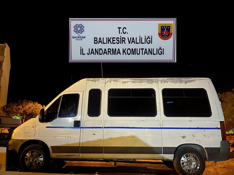 Jandarma operasyonunda 18 düzensiz göçmen ve 1 organizatör yakalandı UNANİSTAN’IN MİDİLLİ ADASINA YASA DIŞI YOLLARLA GEÇMEK İSTEYEN 18 DÜZENSİZ