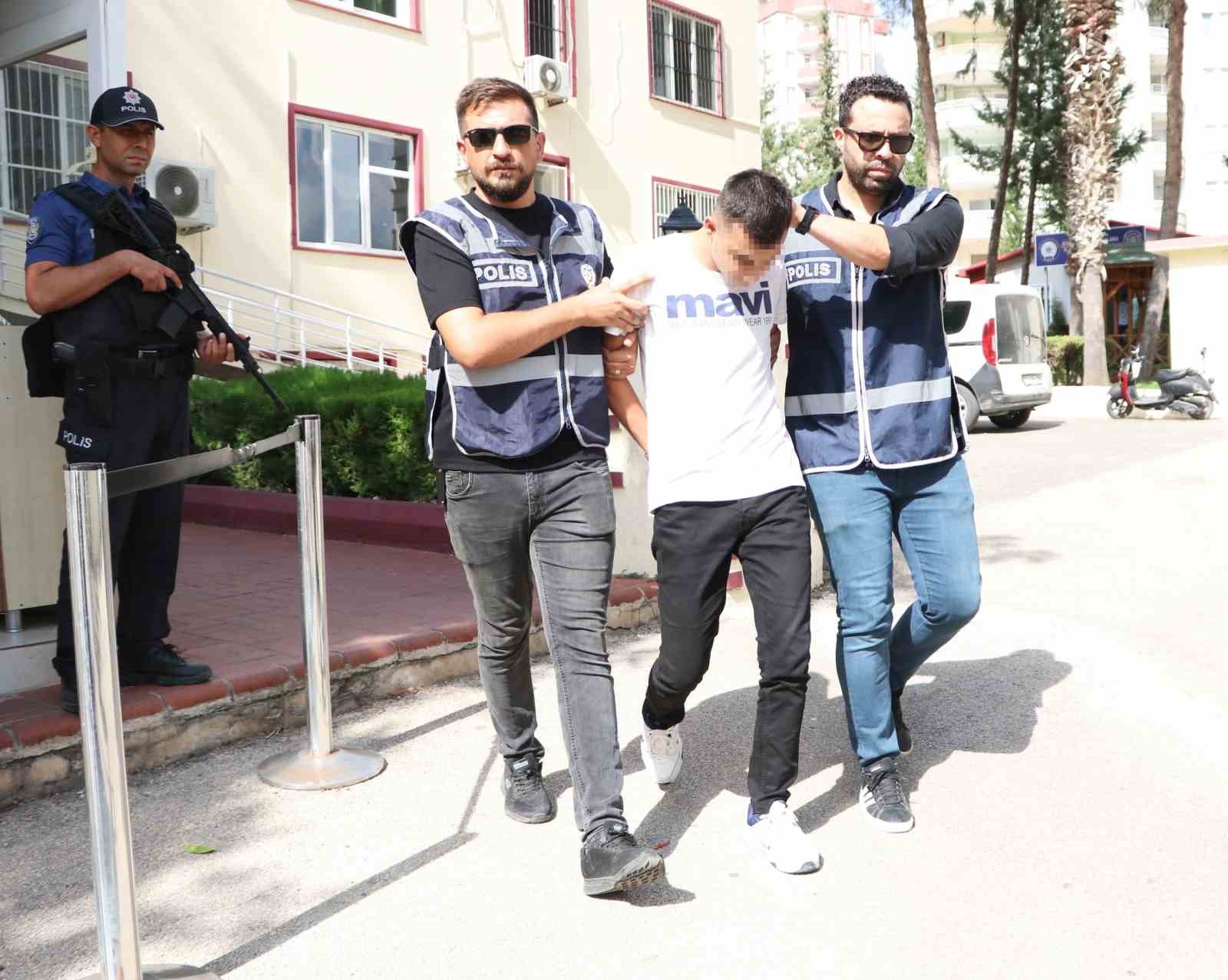 Kafede oturan genci küfrettiği için sırtından vurmuş ADANA’DA HUSUMETLİSİ OLAN ŞAHSI SIRTINDAN TABANCAYLA VURUP YARALAYAN GENÇ, TUTUKLANARAK