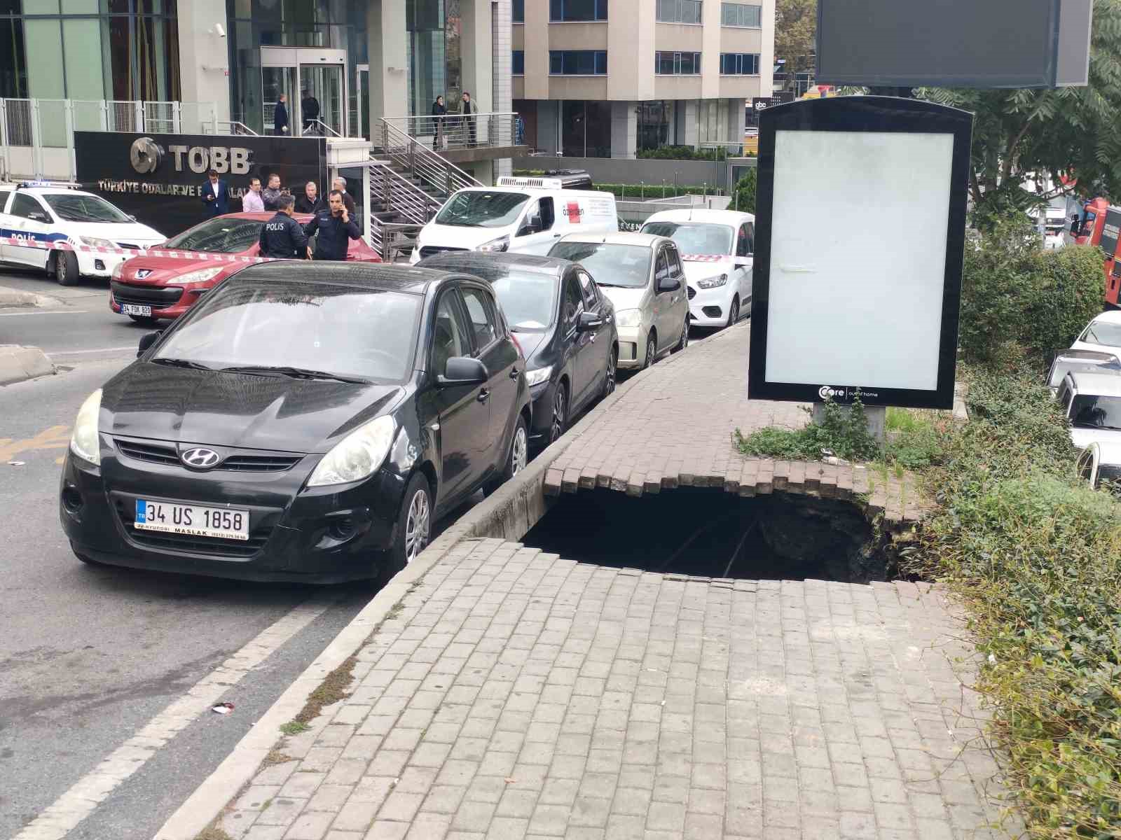 Kaldırım çöktü, çukura düşen kadın yaralandı ŞİŞLİ'DE KALDIRIMDA BİLİNMEYEN BİR NEDENLE ÇÖKME MEYDANA GELDİ. ÇÖKME SONUCU