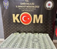 İZMİR’DE, PİYASAYA 19 BİN 500 DOLAR SAHTE PARA SÜRMEYE ÇALIŞAN