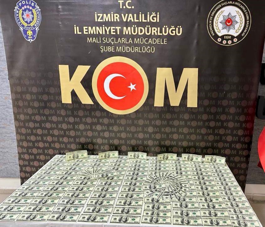 İZMİR’DE, PİYASAYA 19 BİN 500 DOLAR SAHTE PARA SÜRMEYE ÇALIŞAN