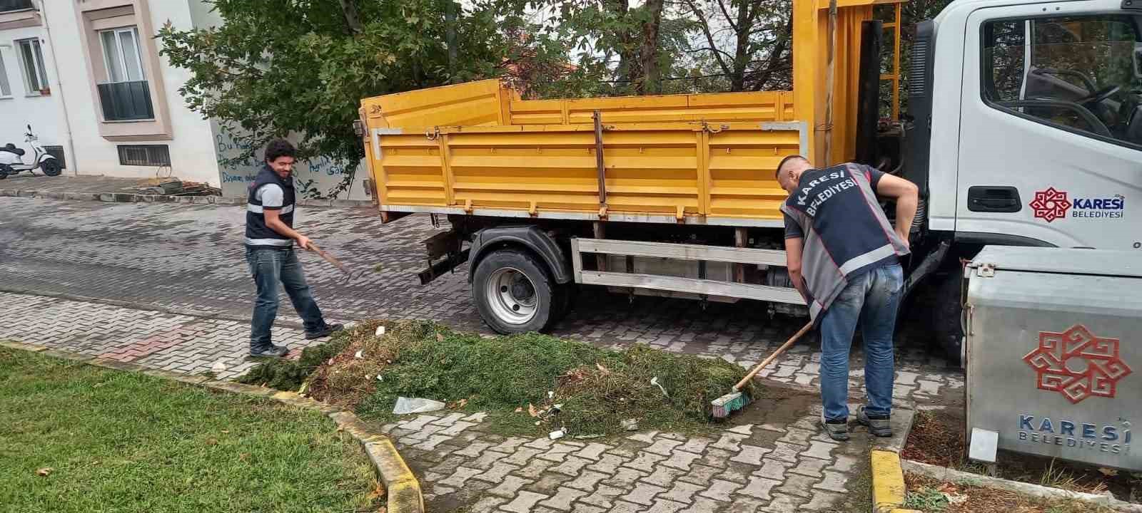 Karesi Belediyesi yeşil alanlara gözü gibi bakıyor KARESİ BELEDİYESİ YEŞİL ALANLARDA BAKIM ÇALIŞMASI YAPIYOR