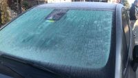 Kars buz kesti, araçların camları dondu